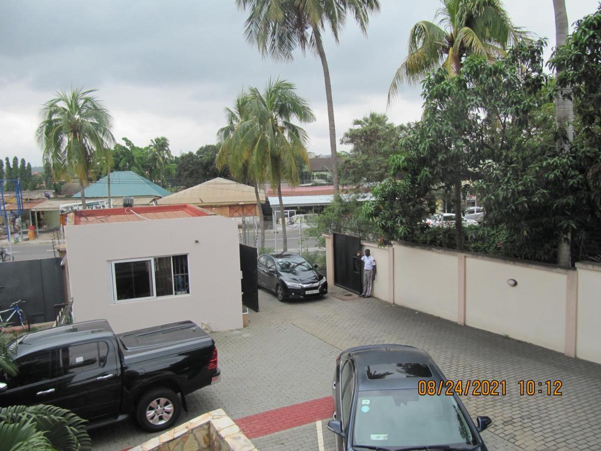 Bertha'S Court D-Plus Apartments Dzorwulu Exterior photo